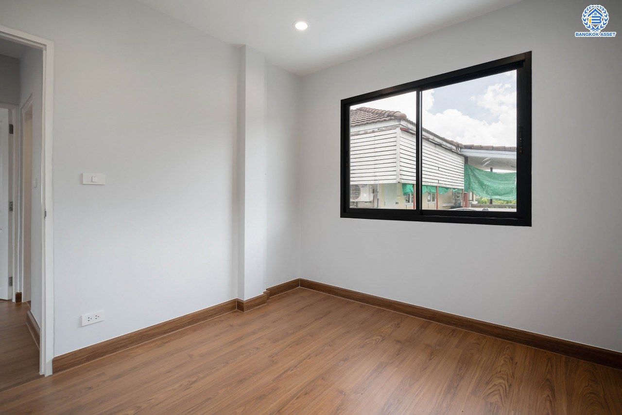 บ้านมือสองตกแต่งใหม่ แบรนด์ LH โครงการ ชัยพฤกษ์ บางบัวทอง หลังใหญ่ เนื้อที่ 76 ตร.ว. ฟังก์ชัน 3 ห้องนอน 2 ห้องน้ำ จอดรถได้ 2 คัน พร้อม Facilities ครบครัน บนทำเลเดินทางสะดวก ติดถนนบางกรวย-ไทรน้อย ใกล้เซ็นทรัลเวสต์เกต และรถไฟฟ้าสายสีม่วง "สถานีบางพลู"